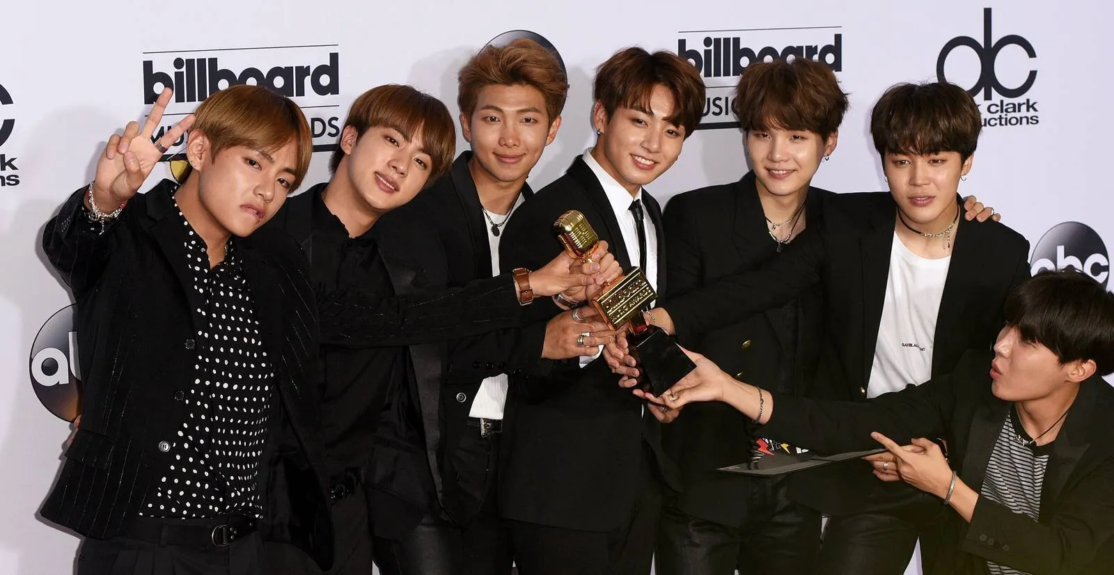  BTS shows off their brand new Billboard Music Award after the show. 